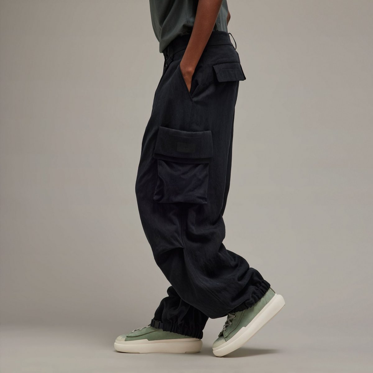 Женские брюки adidas CUFFED CARGO PANTS фотография
