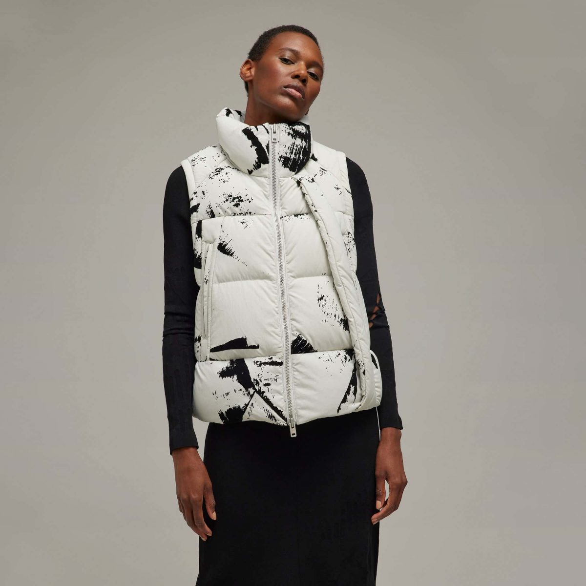 Жилет adidas GRAPHIC FLOCK PUFFER VEST фотография