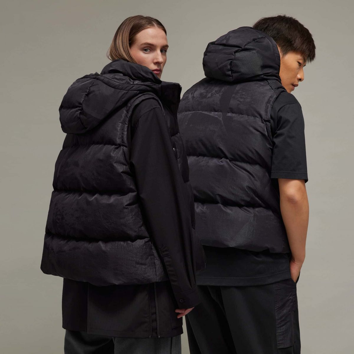 Жилет adidas GRAPHIC PUFFER VEST фотография