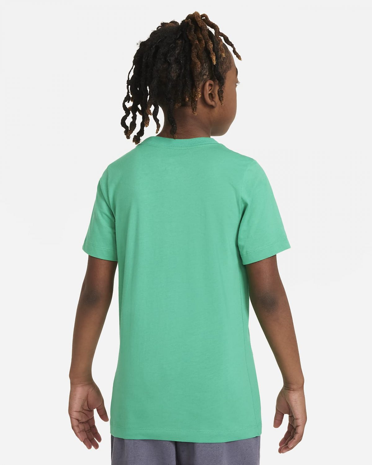 Детская футболка Nike Sportswear зеленая фотография