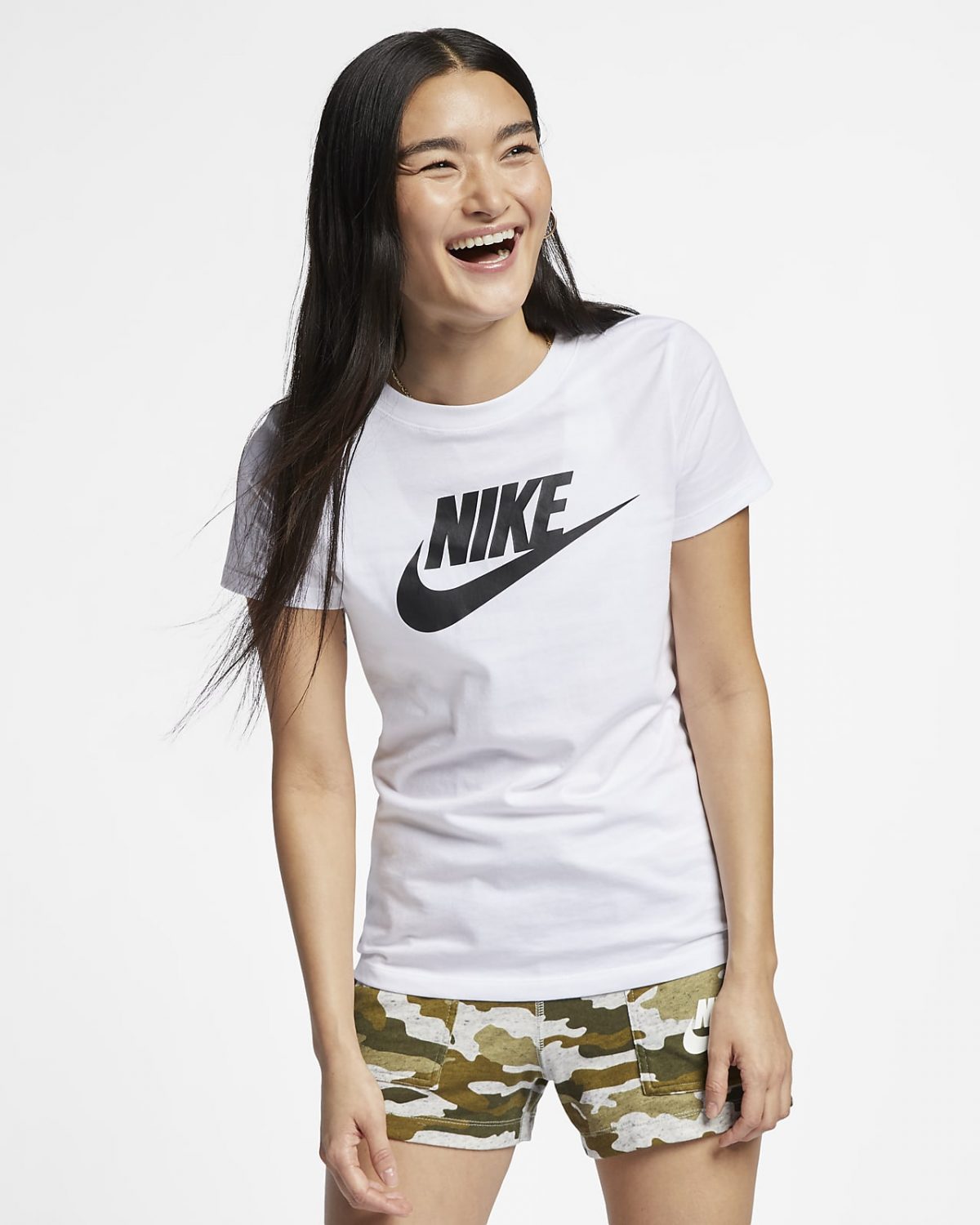 Женская футболка Nike Sportswear Essential черная фото