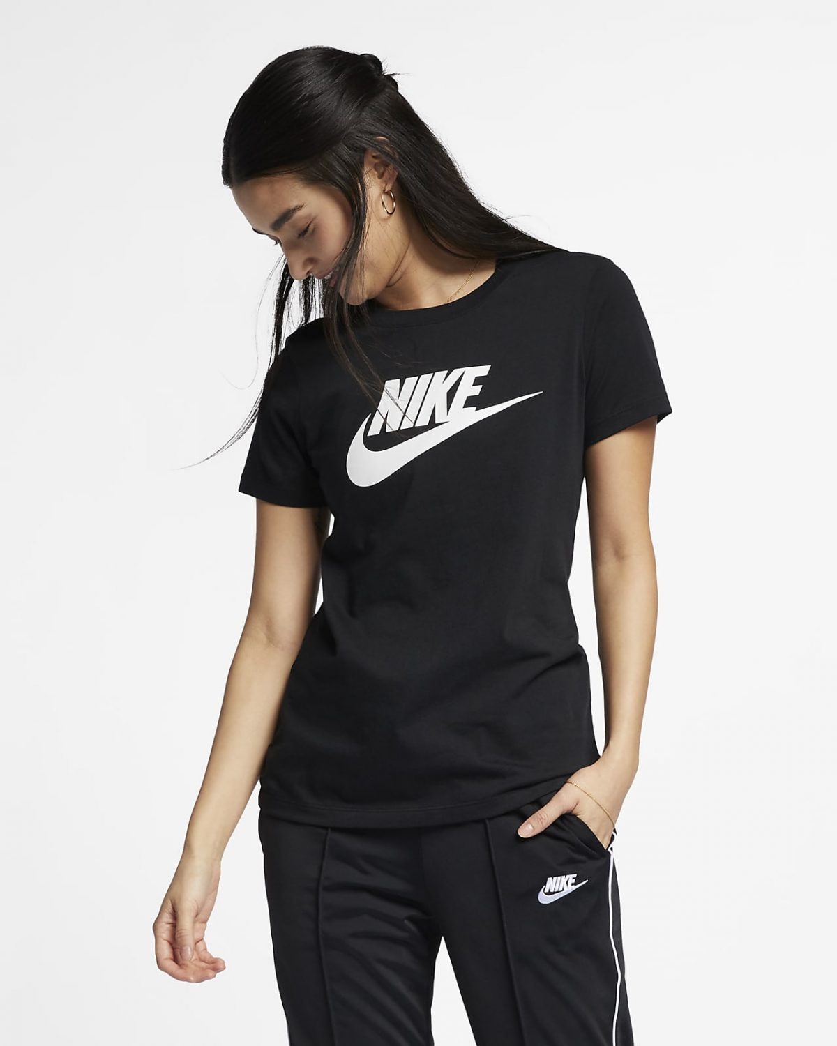 Женская футболка Nike Sportswear Essential черная фото