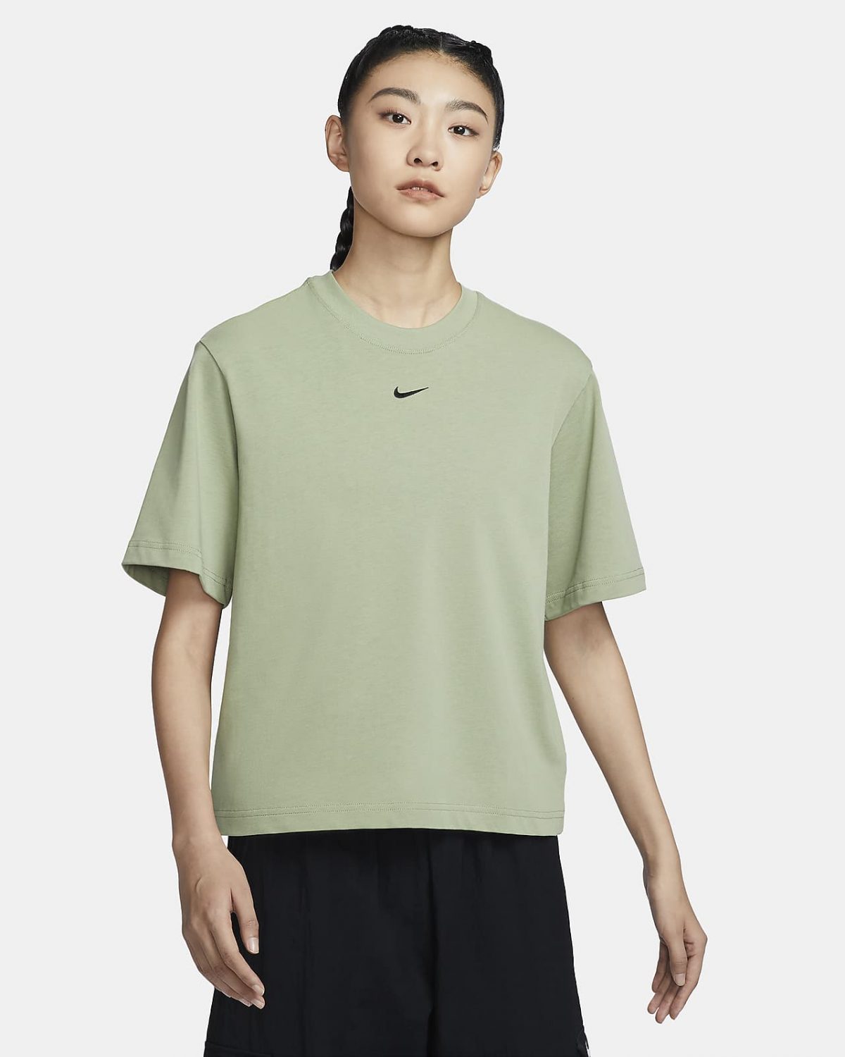 Женская футболка Nike Sportswear Essential зеленая фото