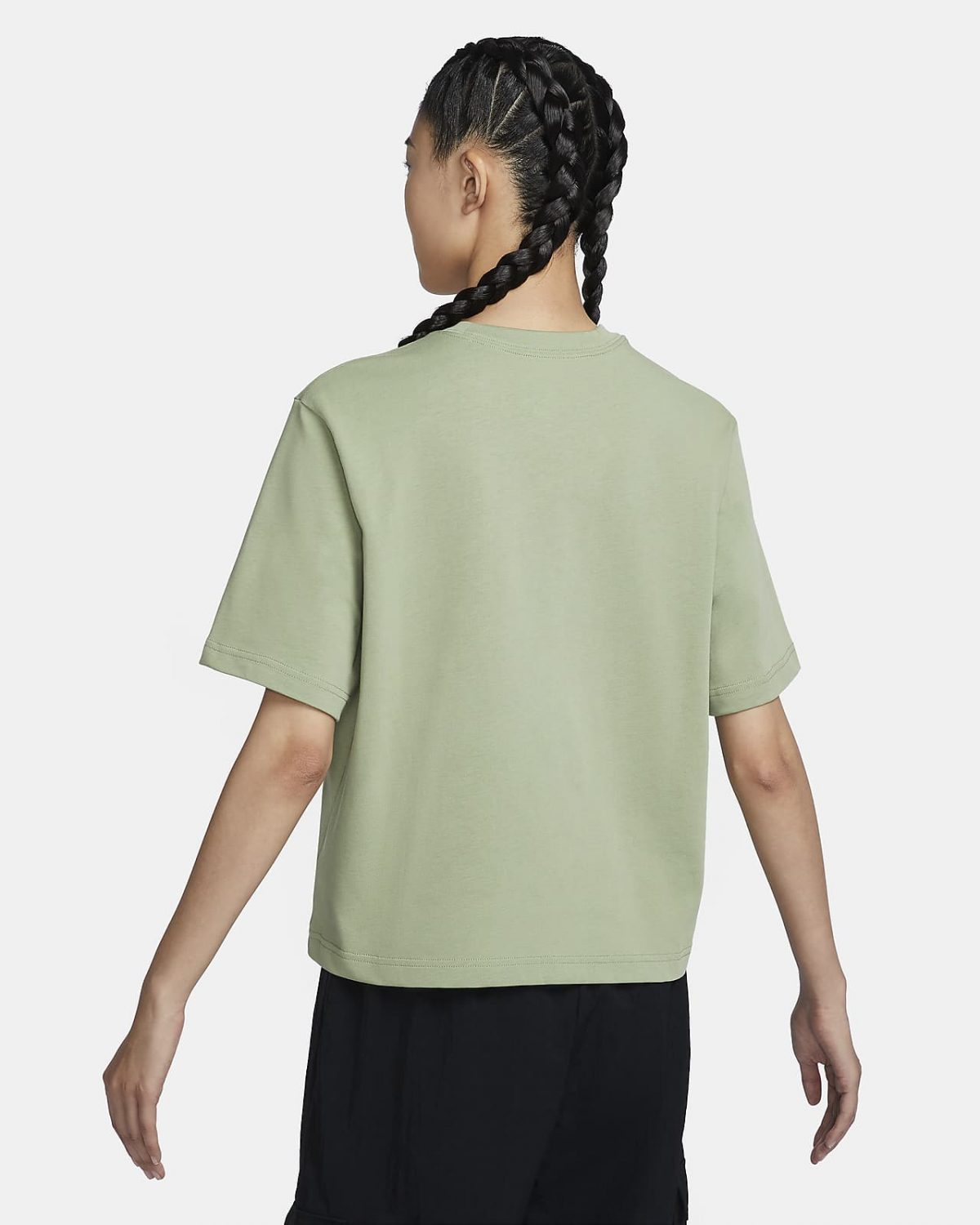 Женская футболка Nike Sportswear Essential зеленая фотография