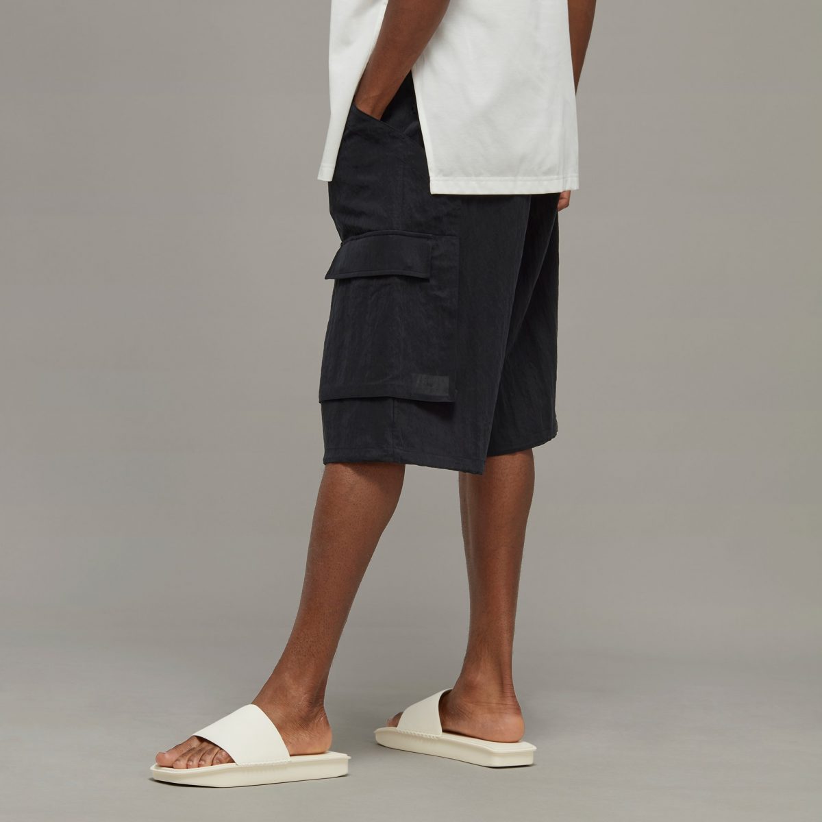 Мужские шорты adidas UTILITY CARGO WOVEN SHORTS фотография