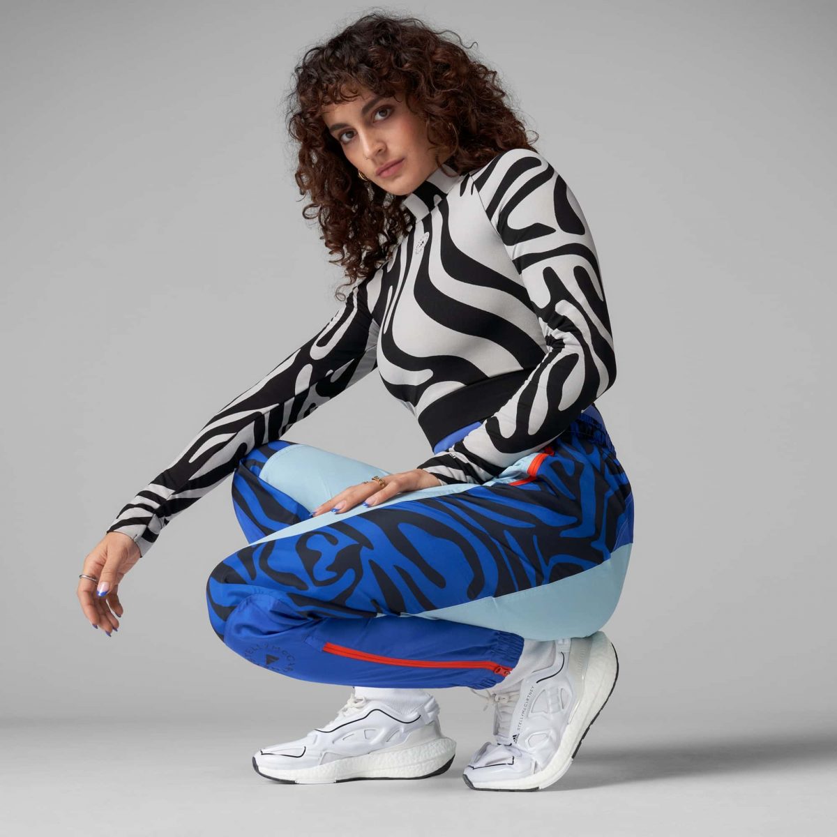 Женские брюки adidas PRINTED WOVEN TRACK PANTS фотография