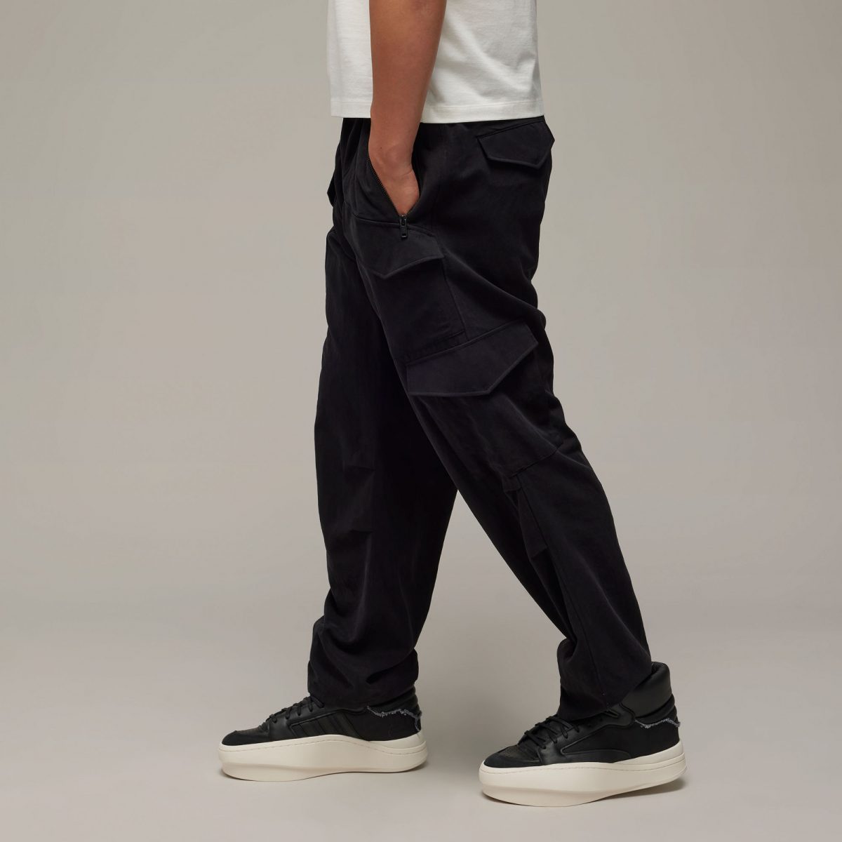 Мужские брюки adidas WASHED TWILL CARGO PANTS фотография