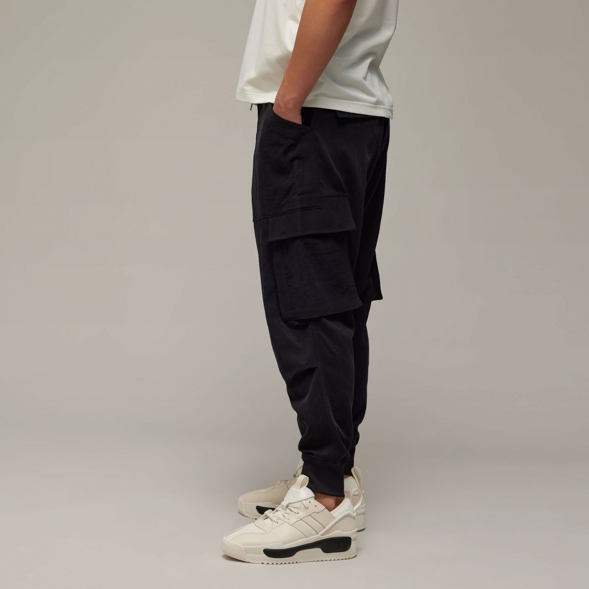 Мужские брюки adidas WASHED TWILL CUFFED CARGO PANTS фотография