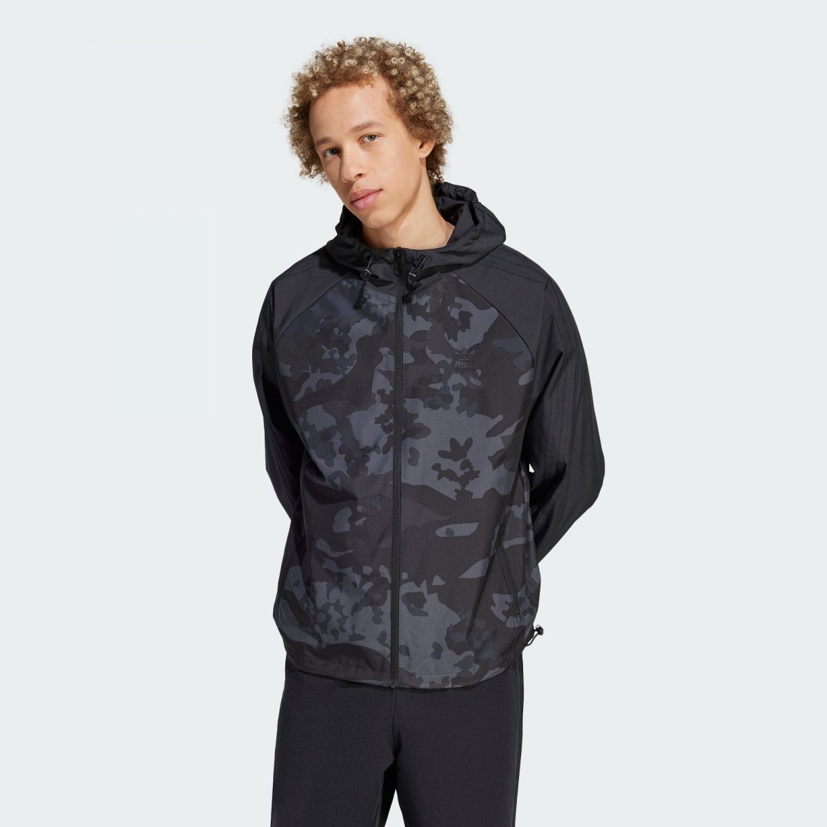 Мужская куртка adidas CAMO WINDBREAKER фото