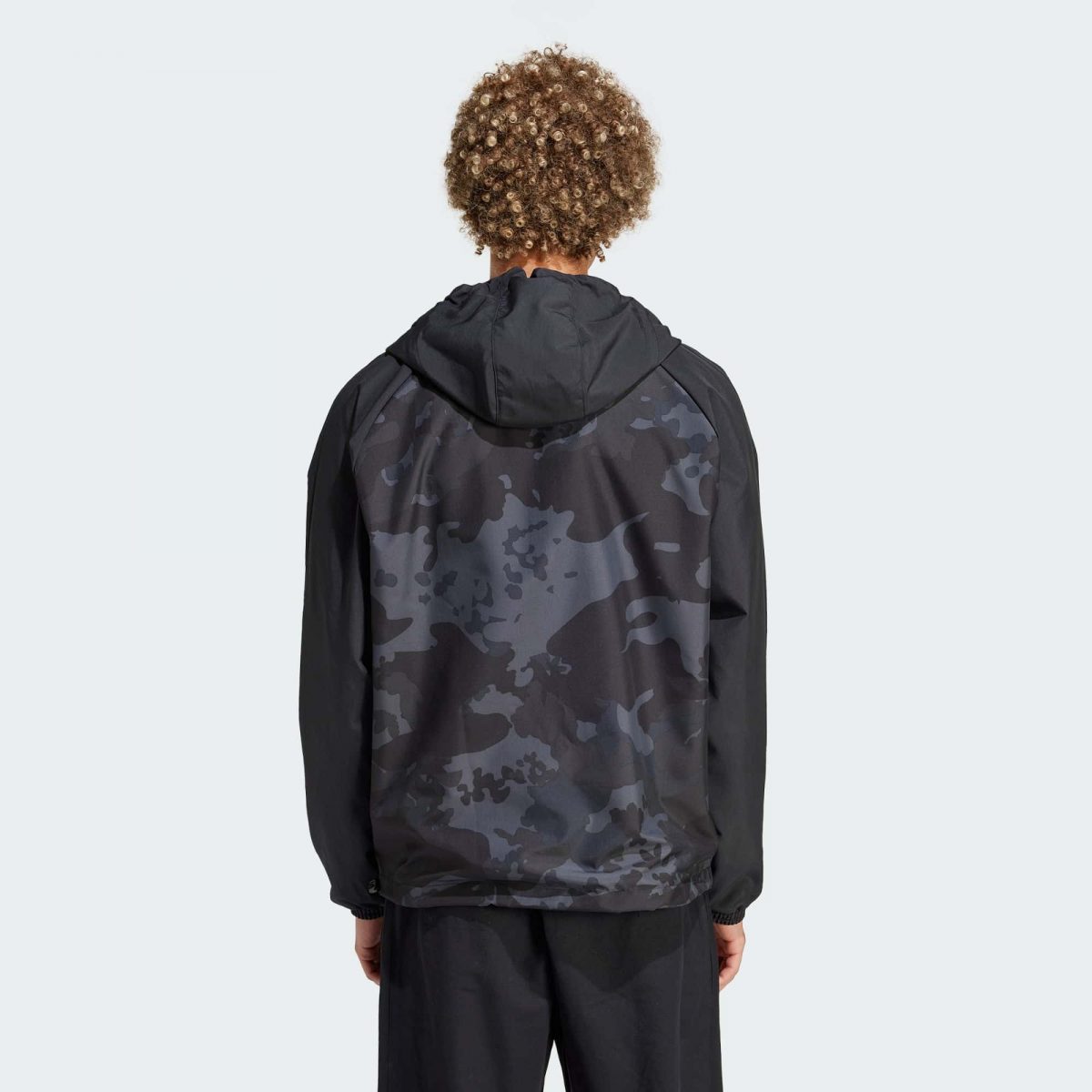 Мужская куртка adidas CAMO WINDBREAKER фотография