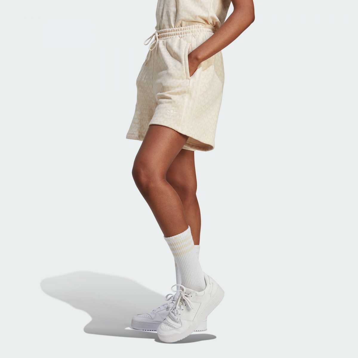 Женские шорты adidas TREFOIL MONOGRAM SHORTS Белые фото