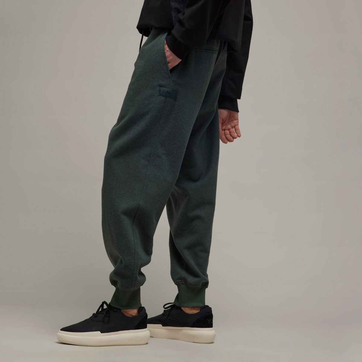 Мужские брюки adidas WOOL FLANNEL CUFFED PANTS фотография