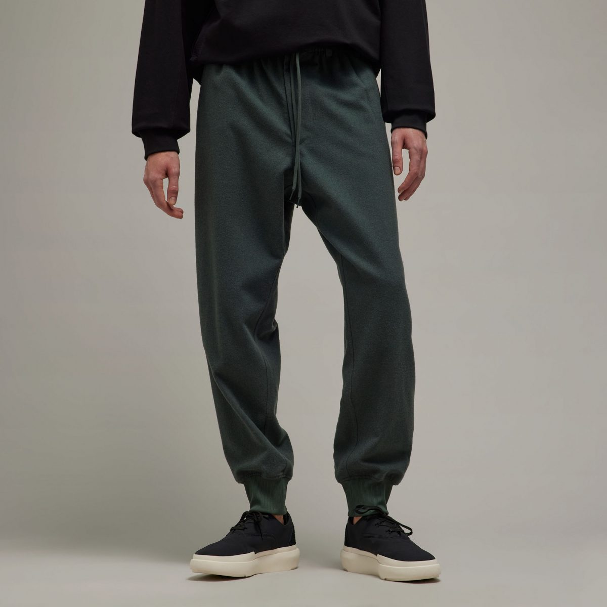 Мужские брюки adidas WOOL FLANNEL CUFFED PANTS фото