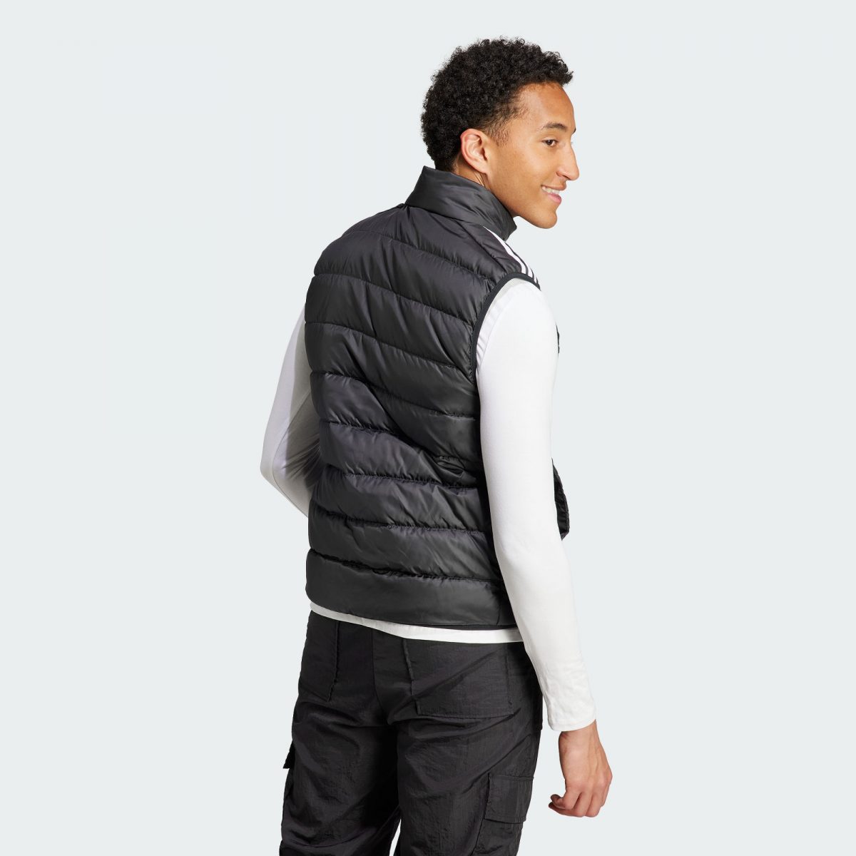 Мужской жилет adidas ESSENTIALS LIGHT DOWN VEST фотография